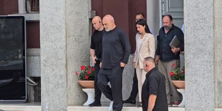 “NDJEKËSIT E NJË 80-VJEÇARI KRIJOJNË SITUATA QESHARAKE”/ Rama pas takimit me protestuesit në Durrës: Projekti TID nuk ndalet