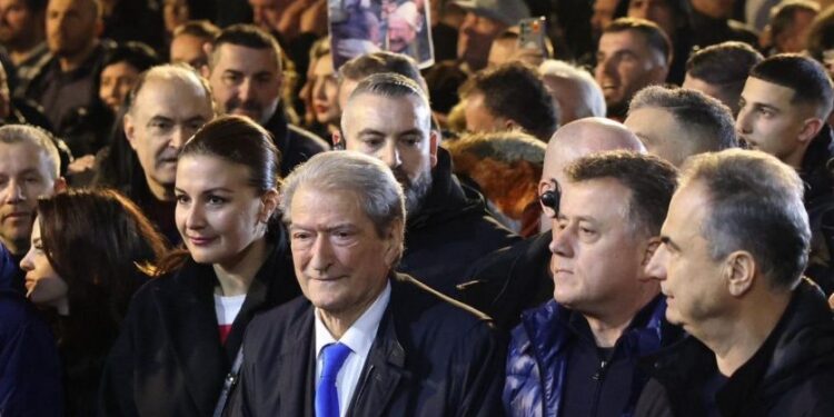 SOT OPOZITA ZBRET NË SHESH/ Protestë para kryeministrisë