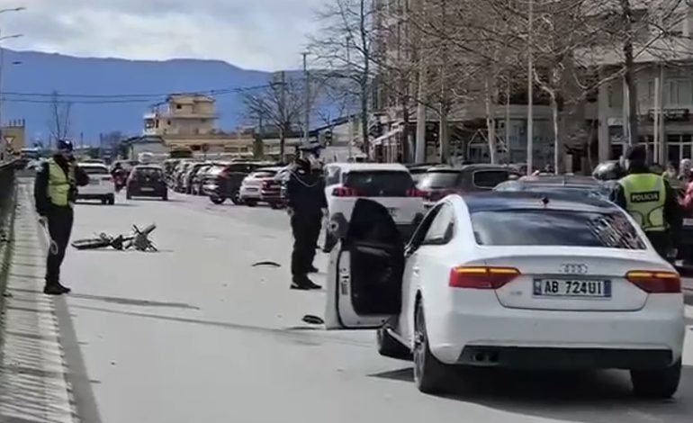 E RËNDË/ Automjeti përplas qytetarin me biçikletë në Vlorë, i plagosuri…