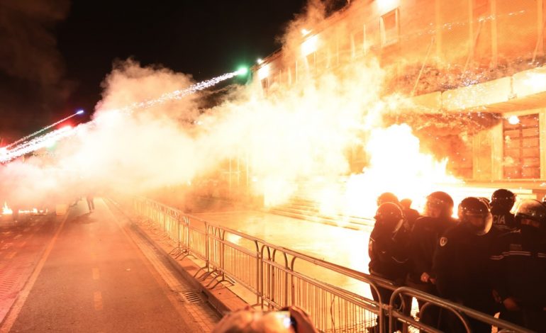 PROTESTA E OPOZITËS/ 52 të shoqëruar nga Policia e Tiranës! 17 persona të arrestuar dhe 35 nën hetim