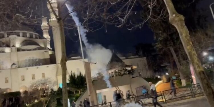 MOLOTOVËT E PD TEK XHAMIA E NAMAZGJASË/ KMSH: U lënduan besimtarët, mos e merrni maturinë tonë për tolerancë