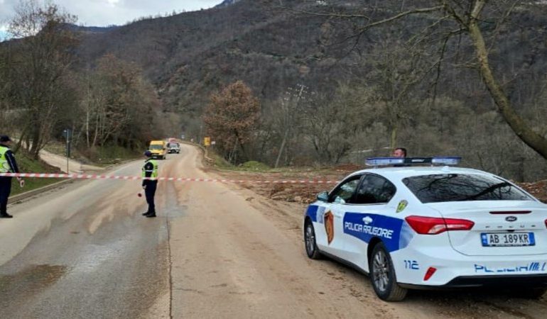 RRUGA DREJT JUGLINDJES E BLLOKUAR/ Policia: Do të lejohet vetëm kalimi i ambulancave, zjarrfikëseve dhe mjeteve të policisë