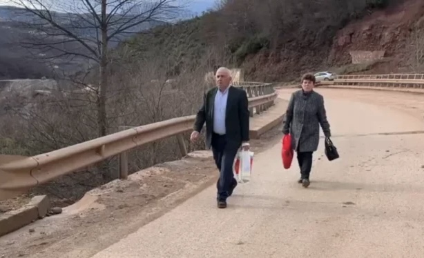 FOTOLAJM/ Bllokimi i rrugës shkakton irritim te qytetarët, marrin udhën në këmbë nga Librazhdi në Prrenjas