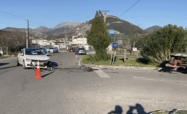 U PËRPLAS NGA NJË MAKINË NË LEZHË/ Plagoset drejtuesi i motomjetit