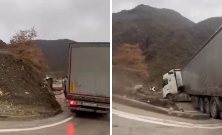 ARRSH DEVIJOI QARKULLIMIN PAS SHEMBJES SË RRUGËS LIBRAZH-PRRENJAS/ Nisin problemet edhe në rrugën alternative, 3 trajlera bllokohen në Moglicë