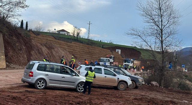 JUGLINDJA MBETET E PARALIZUAR/ Rruga që lidh Librazhdin me Prrenjasin dhe segmentin Qukës-Qafë Plloçë ende e bllokuar