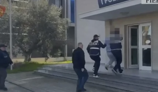 QARKULLONTE I ARMATOSUR ME ARMË ZJARRI/ Pranga 41-vjeçarit në Fier, arrestohet dhe pasagjeri për moskallëzim krimi