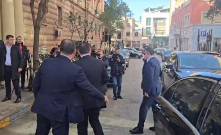 MBLEDHJA E KËSHILLIT TË MANDATEVE/ Prokurorët e SPAK mbërrijnë në ambientet e Kryesisë së Kuvendit