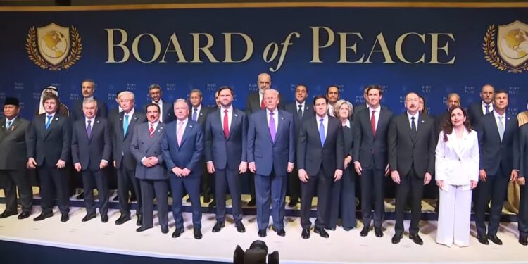 BORDI I PAQES PREZANTON FAQEN ZYRTARE/ Vendosen flamujt e Shqipërisë e Kosovës! Rama shfaqet krah Donald Trump