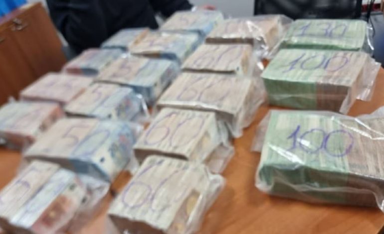 DETAJET E PARA/ Kapen 1 mln euro të padeklaruara në Doganë, skaneri me rreze “X” bëri zbulimin, ishin fshehur poshtë…