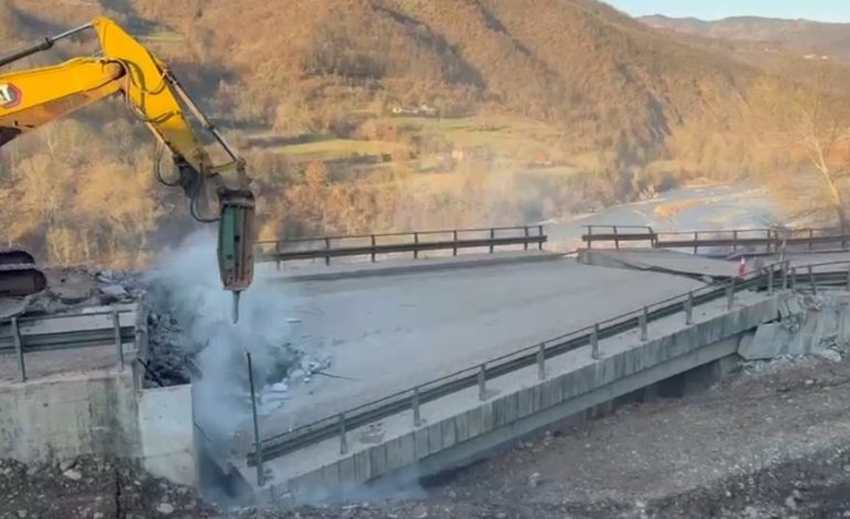 PAMJET/ U dëmtua nga rrëshqitja e tokës dhe bllokoi rrugën, shembet ura në Dragostunjë