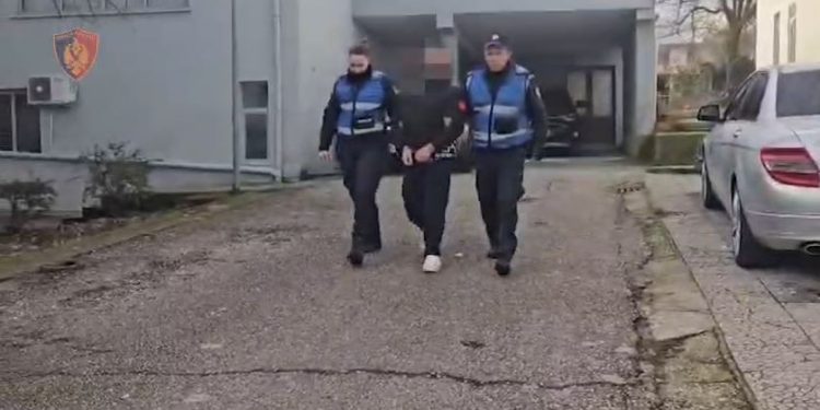 E PËSON KEQ/ Mashtroi 24-vjeçaren në Krujë dhe mori kredi në emër të saj, arrestohet 41-vjeçari
