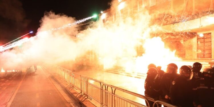 “MUND TË KETË DHUNË”/ Policia njoftim zyrtar për protestën e opozitës: Nuk marrim përsipër garantimin e zhvillimit të tubimit