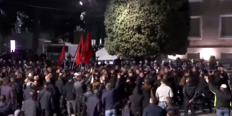 PA PODIUME, PA FJALIME/ Nis marshimi i opozitës nëpër Tiranë; 1500 policë në terren