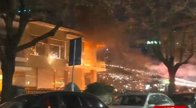 PAMJET/ Militantët e PD sulmojnë me molotovë ish-vilën e Enver Hoxhës, panik mes punonjësve të muzeut