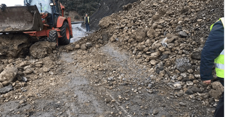 SËRISH RRËSHQITJE DHERASH NË ZONËN E CURRILAVE NË DURRËS/ Bllokohet aksi që të çon drejt Kallmit