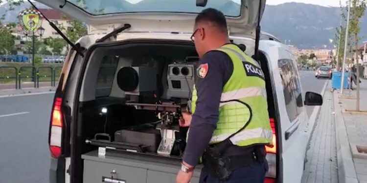 DREJTONTE AUTOMJETIN I DEHUR/ Arrestohet kryeinspektori i shërbimit zjarrfikës në Elbasan