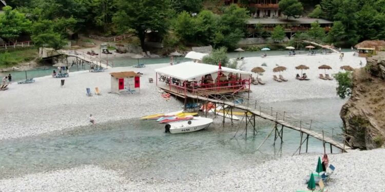 “LUMI I SHALËS SI TAJLANDA”/ “Reise Reporter” e konsideron si një perlë natyrore europiane