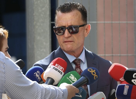 DETAJET/ E goditën me derën e makinës në fytyrë, përfundon në kirurgji avokati i Ilir Metës