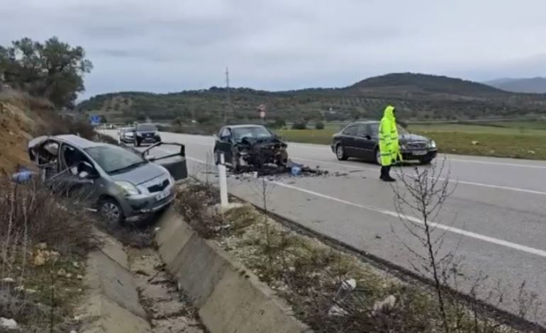 AKSIDENT I RËNDË NË VLORË/ Përplasen “kokë më kokë” dy makinat, vajza përfundon…