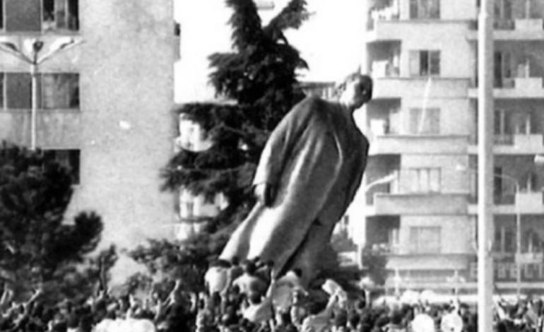 DOSSIER/ “Helikopteri i policisë u ul mbi kokat e qytetarëve në shesh”, rrëfimi i gazetarit për 20 shkurtin 1991: Monumenti i Enverit u shkoi studentëve si trofe i fitores