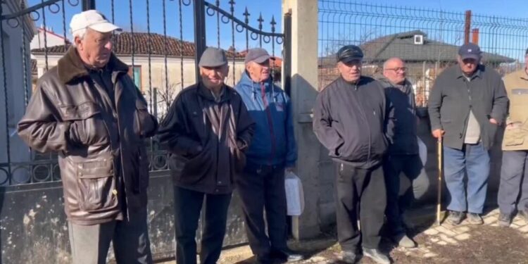 PREJ JAVËSH PA UJË TË PIJSHËM/ Banorët e Maliqit në protestë: Ky që kemi na rrezikon fëmijët