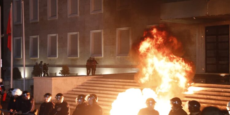PD PROTESTON SËRISH NESËR/ Policia: Specifikoni kur do ta mbyllni tubimin, nuk lejohen personat e maskuar