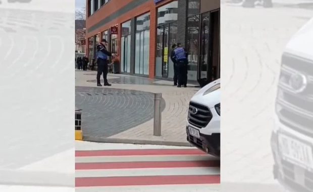 QËLLOI ME KALLASH BRENDA BANKËS/ Ky është momenti kur policia arreston 58-vjeçarin me paratë në duar, i qetë dhe i pamaskuar