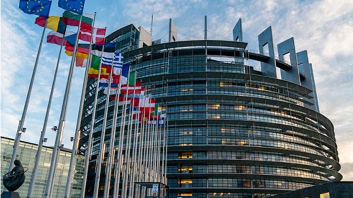 LUFTA NË UKRAINË/ Parlamenti Evropian miraton një kredi prej 90 miliardë eurosh