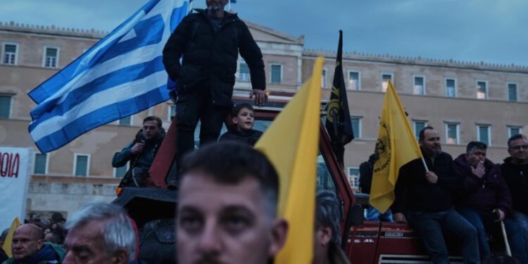 PROTESTA/ Fermerët grekë ngujohen para Parlamentit me traktorët e tyre