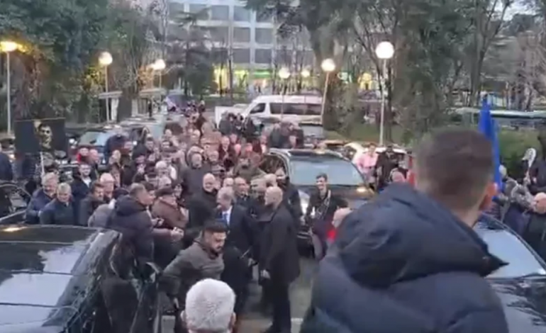 NIS PROTESTA E PD/ Mbështetësit e opozitës mblidhen para selisë blu, mbërrin edhe Berisha