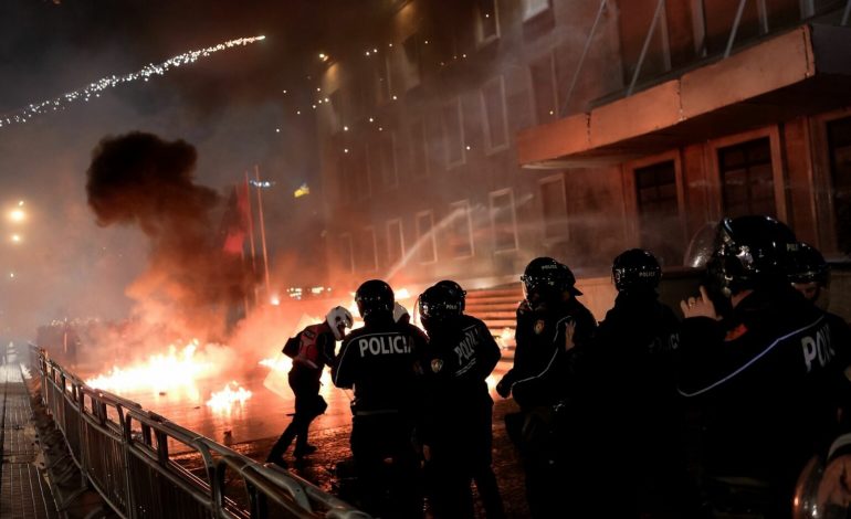 PROTESTA/ REUTERS: Mijëra njerëz u mblodhën për të kërkuar dorëheqjen e zv/kryeministres Balluku…