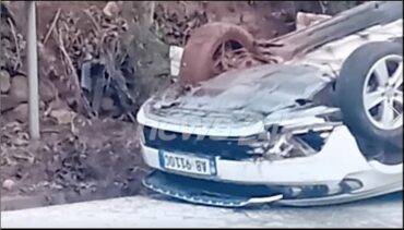 PAMJET/ Aksident në aksin Librazhd–Prrenjas, përmbyset një automjet pranë urës së Bushtricës