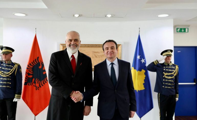 FOTOLAJM/ Kryeministri Rama në Prishtinë, pritet nga homologu Albin Kurti me ceremoni zyrtare