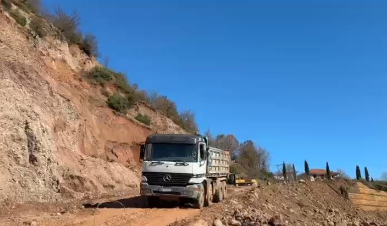 BLLOKIMI I RRUGËS/ 9 eskavatorë dhe 22 kamionë në terren, përfundon devijimi i Shkumbinit. Brenda 2-3 ditësh pritet shpallja e projektit…