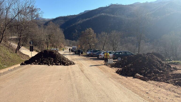 SHEMBJA E RRUGËS LIBRAZHD-PRRENJAS/ Bllokohen 3 km në të dyja anët e segmentit të shkatërruar në Dragostunjë