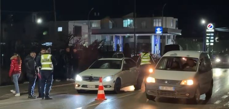 AKSIDENT NË AKSIN RRUGOR KORÇË-POGRADEC/ Makina përplas këmbësoren, transportohet në spital e plagosura