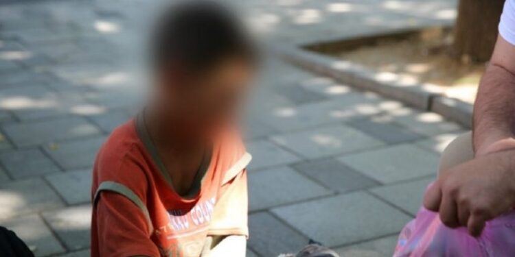 FËMIJËT SHFRYTËZOHEN PËR PUNË/ Bashkia e Tiranës: Dhjetra të mitur në situatë rruge