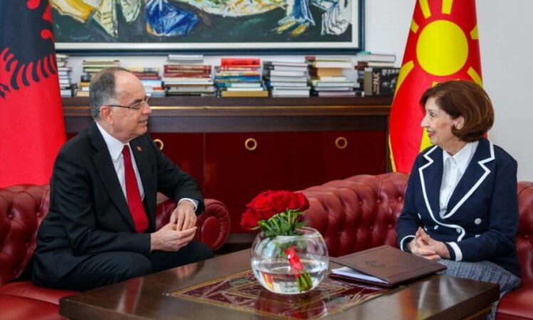 “FAKTORI SHQIPTAR KONTRIBUES THELBËSOR”/ Begaj në RMV, pritet nga Siljanovska-Davkova: marrëdhëniet mes vendeve…