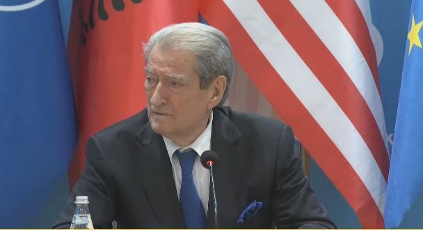 “BAJLOZI I ZI”/ Berisha në mbledhjen e grupit: Rama u damkos në KE, krerët e grupeve parlamentare anuluan takimet me të se…