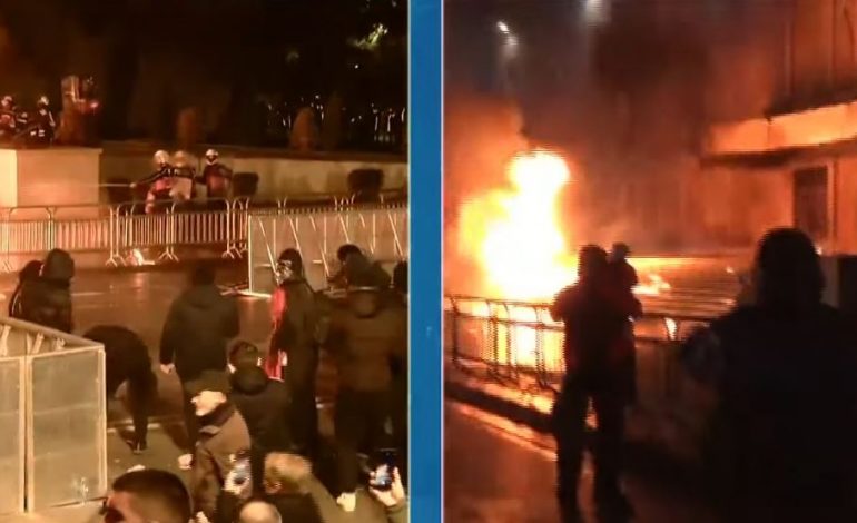 TENSIONE PËRPARA KRYEMINISTRISË/ Protestuesit hedhin molotovë dhe fishekzjarre drejt godinës qeveritare