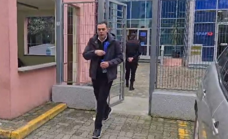 KUNATI I ARBEN AHMETAJ SHKON NË SPAK/ Ja momenti kur del nga Prokuroria e Posaçme