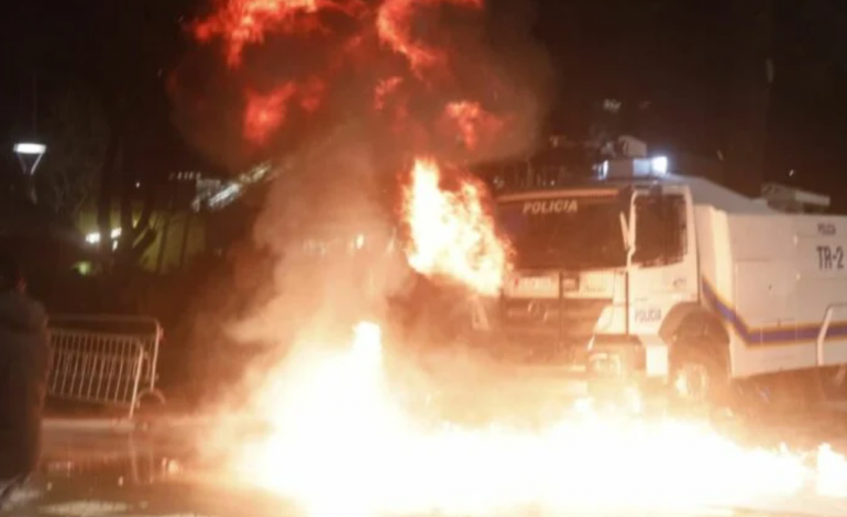FOTOLAJM/ Autoboti i policisë me ujë përfshihet nga flakët, çfarë nuk u pa nga protesta e PD