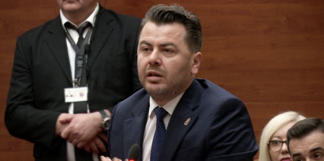 DEPUTETËT E PD NË FOLTOREN E KUVENDIT/ Kapri-Peleshit: Respektoni opozitën, na jepni fjalën