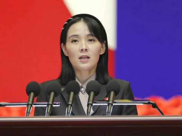 KIM JONG UN PROMOVON MOTRËN E TIJ NË POLITIKË/ Emëron drejtoreshë të Propagandës në Korenë e Veriut
