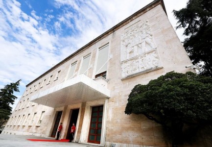 VENDIMI/ Qeveria miraton rritjen e pagave për zjarrfikësit nga 2.5% sipas gradave