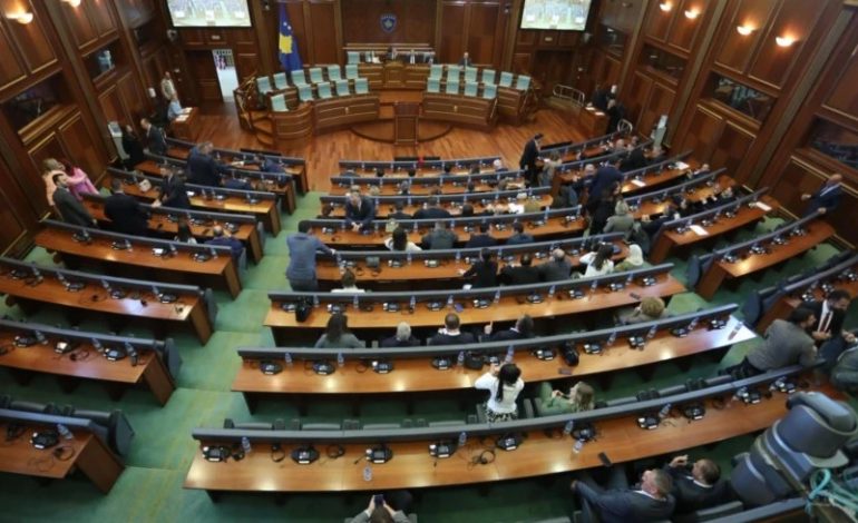KOSOVË/ Seancë e jashtëzakonshme në Kuvend, pritet të miratohet rezoluta në mbrojtje të ish-krerëve të UÇK-së