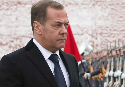 “NUK JEMI TË ÇMENDUR…”/ Medvedev paralajmëron NATO-n: Do të përdorim armë bërthamore, nëse e ardhmja e Rusisë është në rrezik