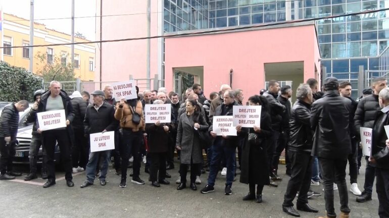 “KËRKOJMË DREJTËSI”/ Kundër ndërtimit të resortit turistik, banorët e fshatit Rrjoll në Velipojë protestë para SPAK