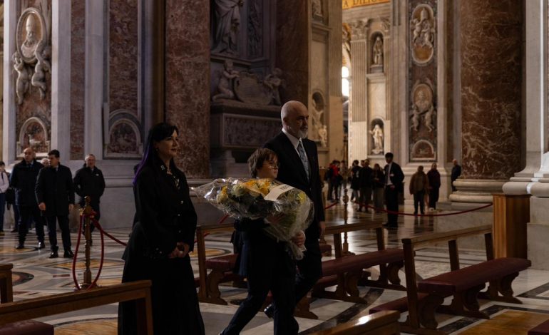 VIZITA NË VATIKAN/ Rama homazhe në varrin e Papa Françeskut: Mik i paharruar i Shqipërisë!